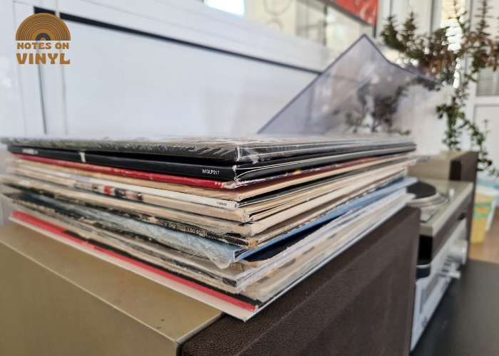 How to handle Vinyl Records: Avoid stacking