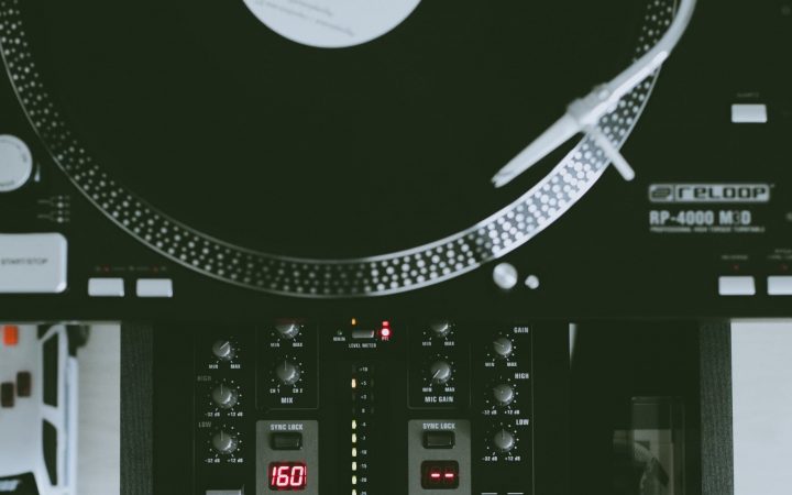 Best turntables under $1000