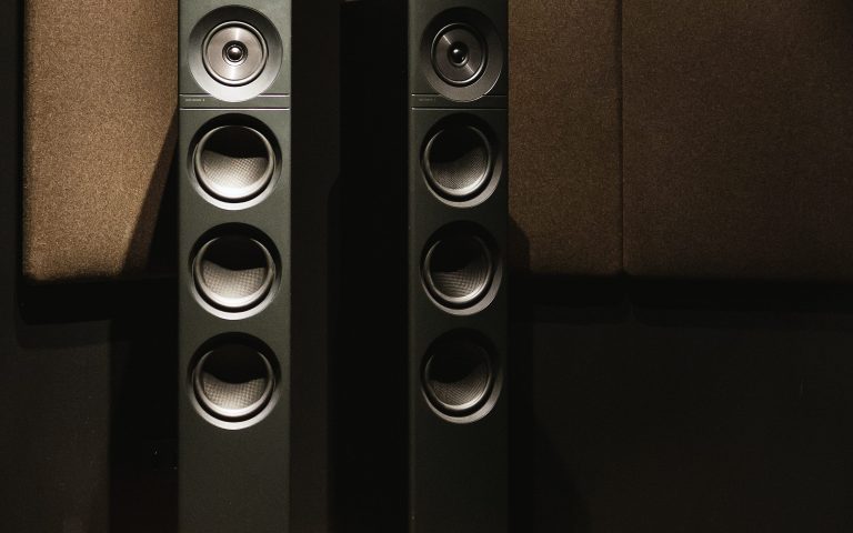 bookshelf speakers vs tower